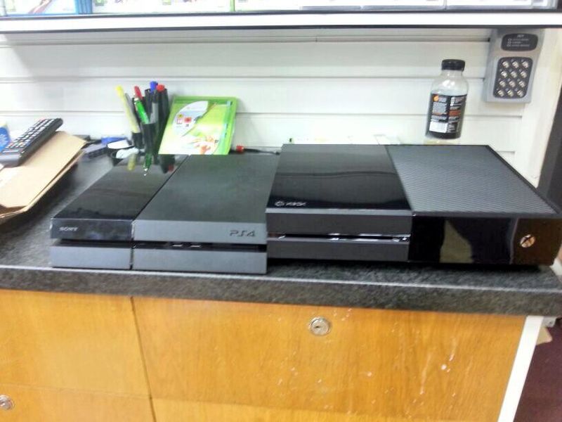 File:PS4 - Xbone - next to each other.jpg